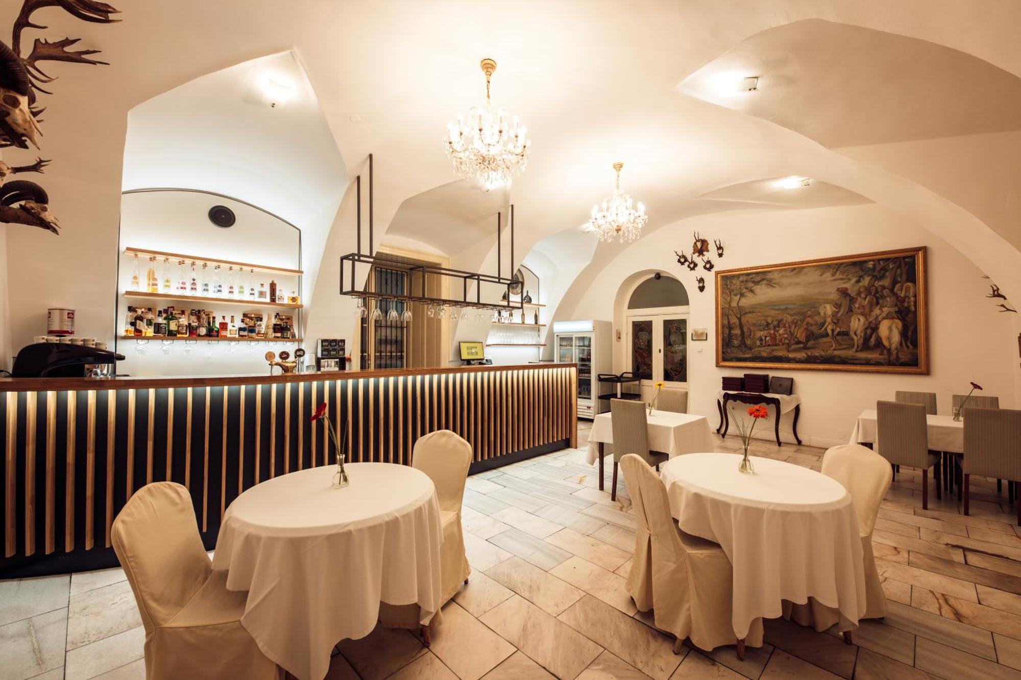Hotel Kastiel Mojmírovce Buitenkant foto
