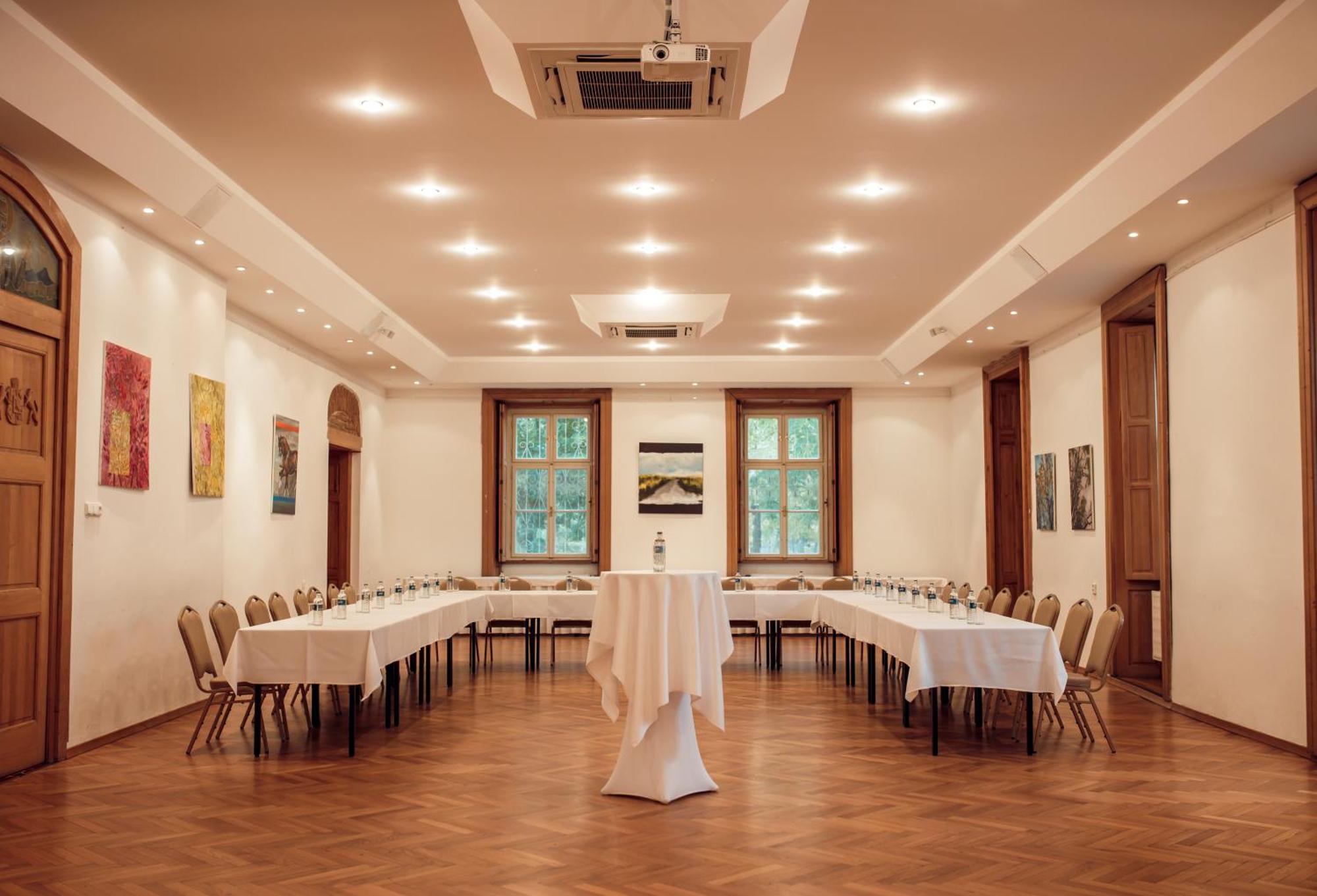 Hotel Kastiel Mojmírovce Buitenkant foto