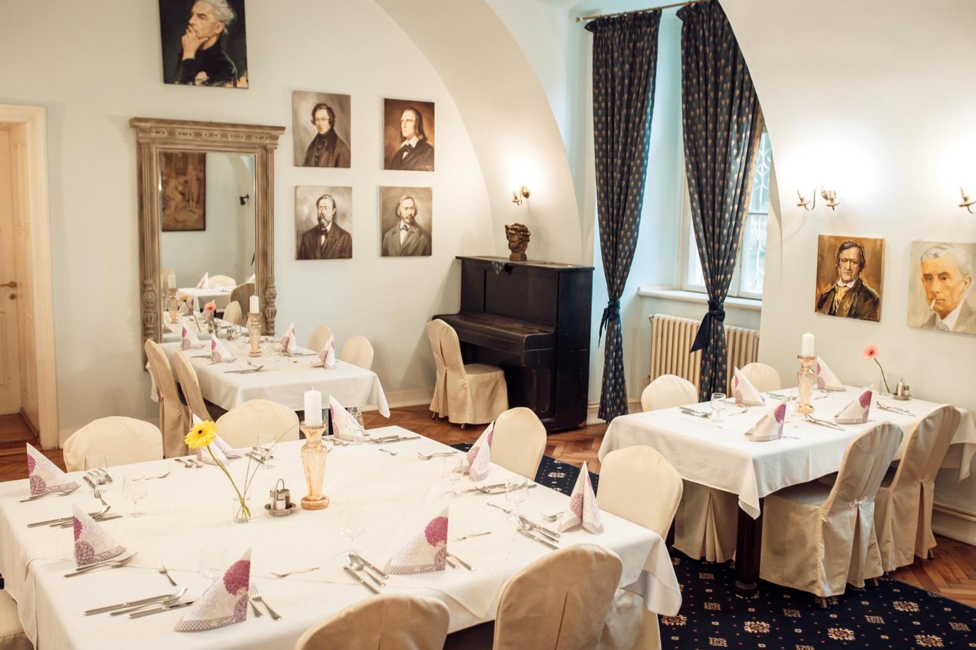 Hotel Kastiel Mojmírovce Buitenkant foto
