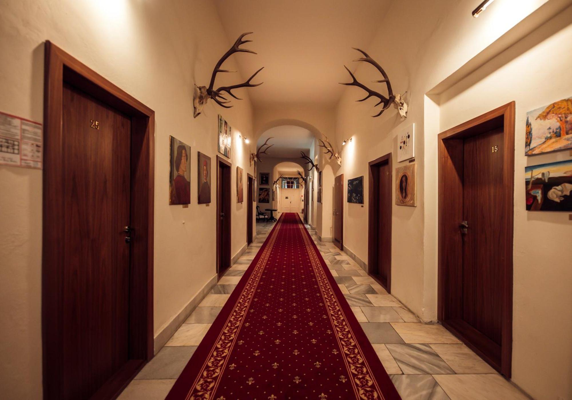 Hotel Kastiel Mojmírovce Buitenkant foto