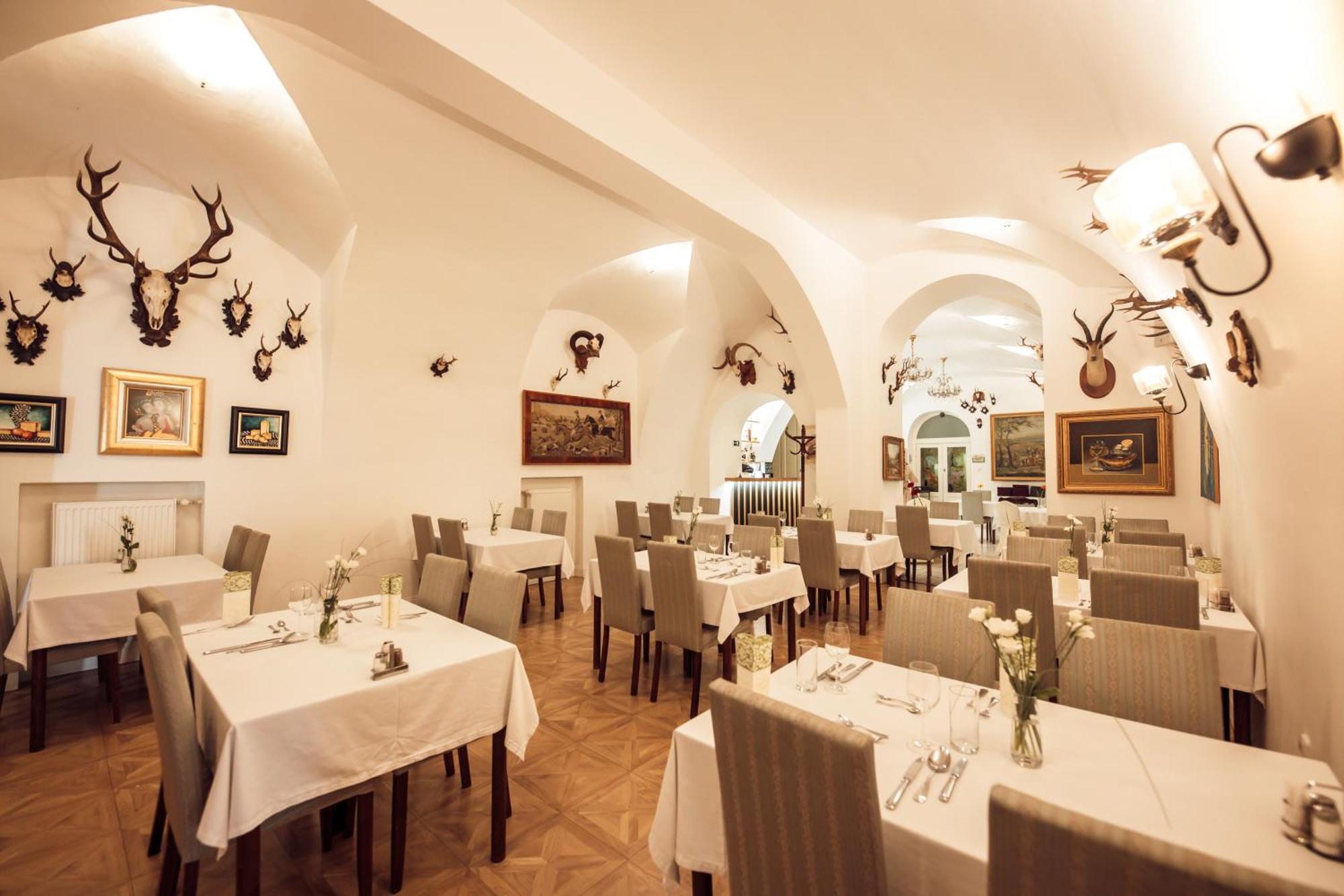 Hotel Kastiel Mojmírovce Buitenkant foto