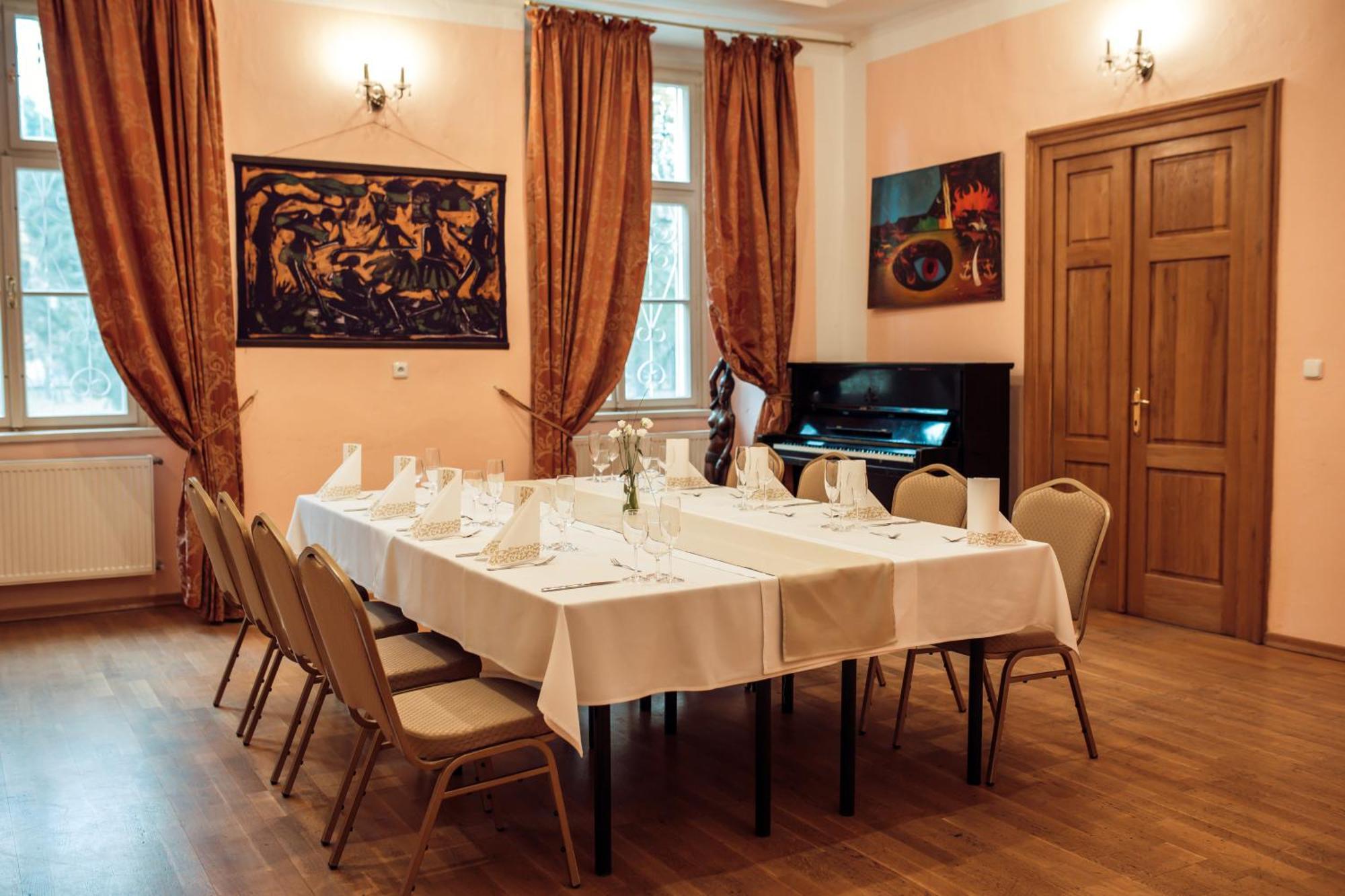 Hotel Kastiel Mojmírovce Buitenkant foto