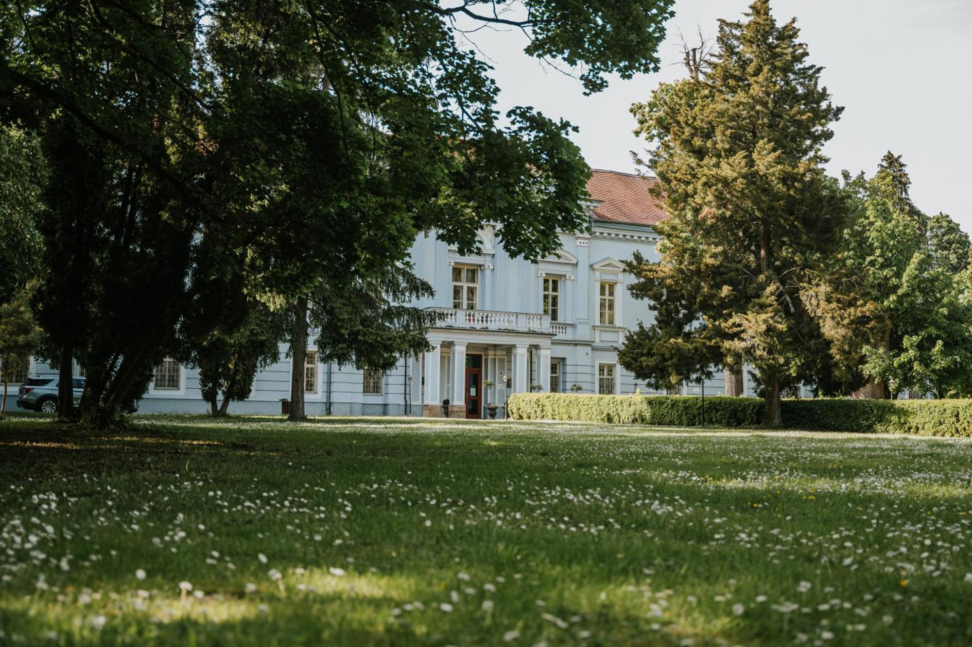 Hotel Kastiel Mojmírovce Buitenkant foto