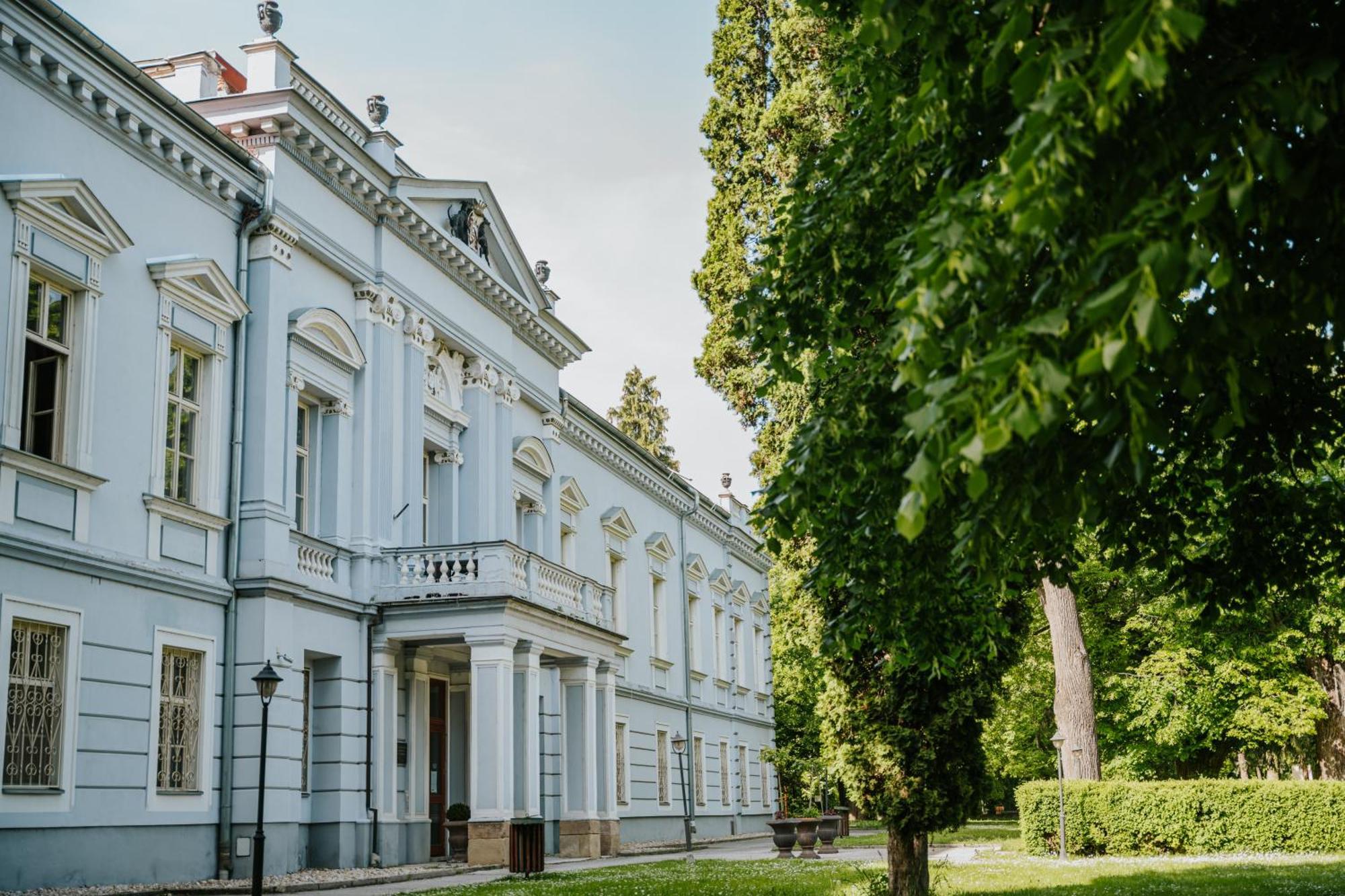 Hotel Kastiel Mojmírovce Buitenkant foto