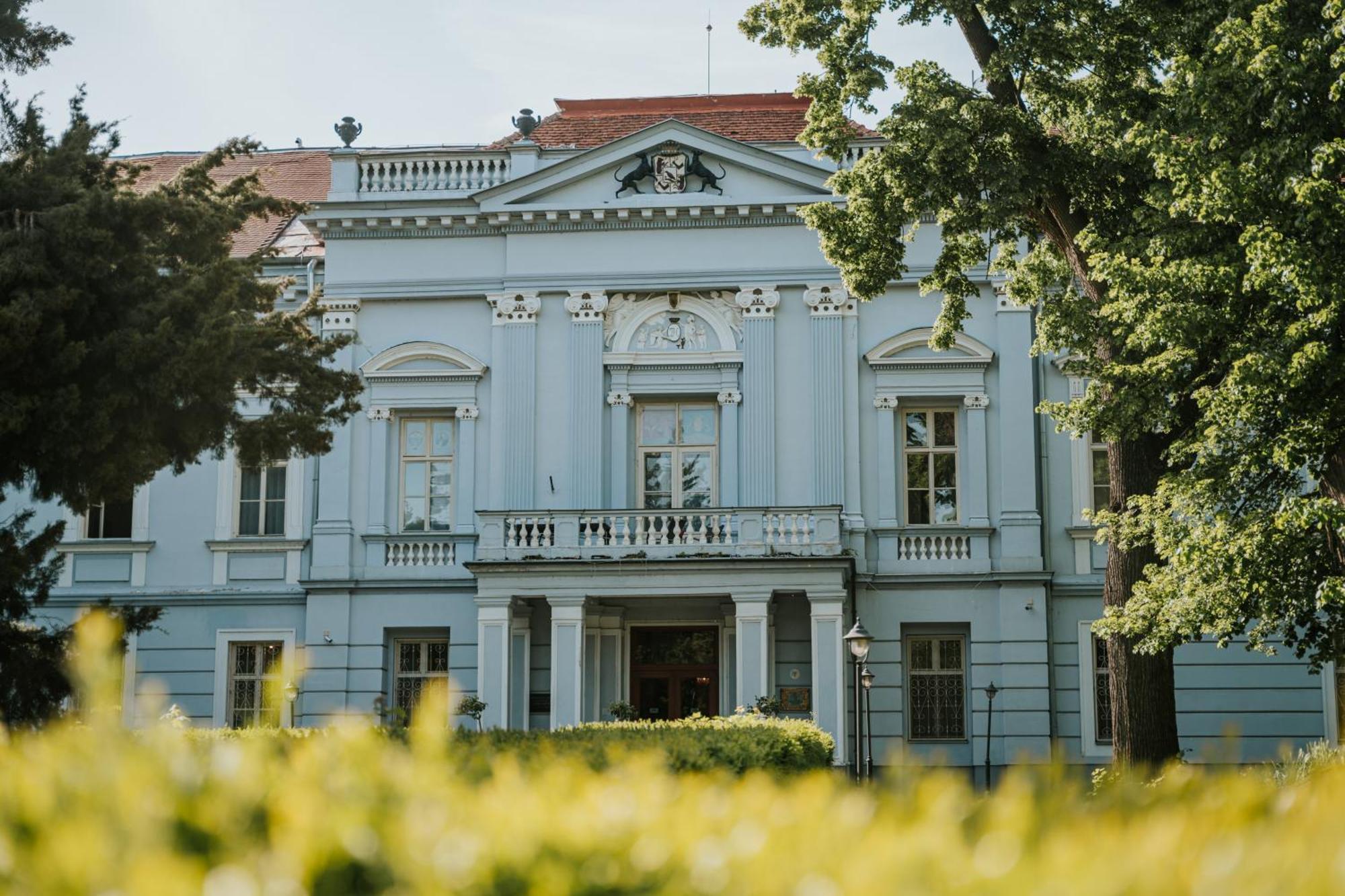 Hotel Kastiel Mojmírovce Buitenkant foto