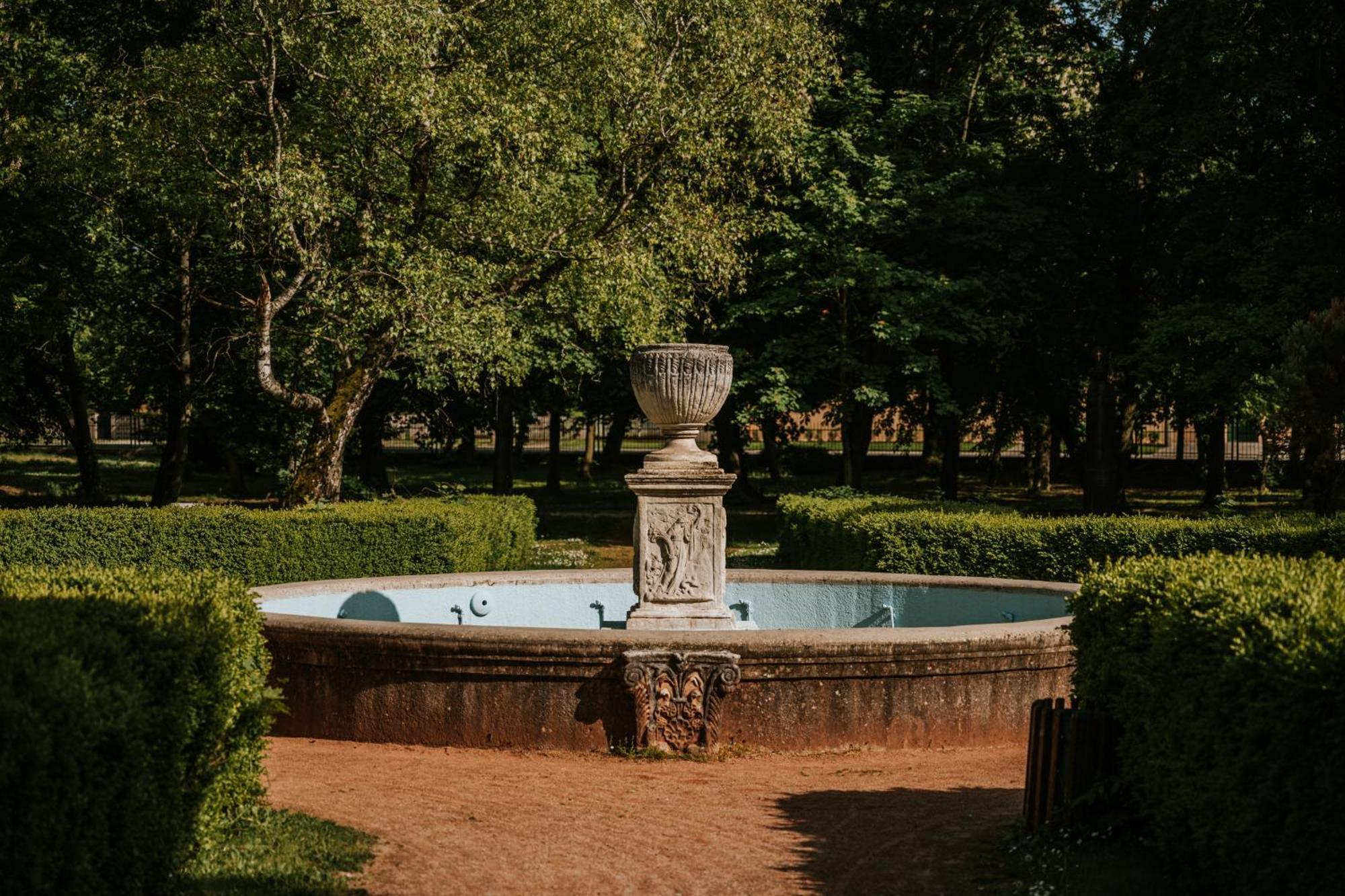 Hotel Kastiel Mojmírovce Buitenkant foto
